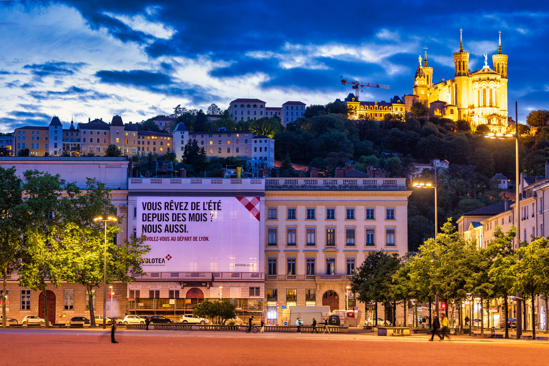 Volotea, affiche place Bellecour