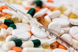 Thermomètre et pilule pharmacie de l'aéroport de Lyon