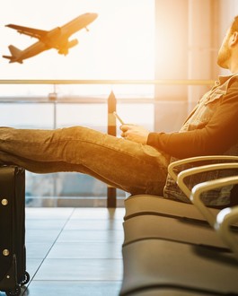Passager à l'aéroport regarde un avion décoller
