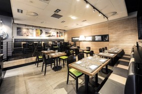 Salle du restaurant gastronomique Atelier des 2 rives à l'aéroport de Lyon