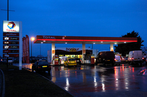 Station service total Lyon aéroport nuit