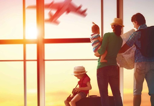 Voyageurs au terminal de l'aéroport