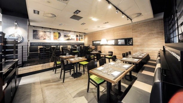 Salle du restaurant gastronomique Atelier des 2 rives à l'aéroport de Lyon