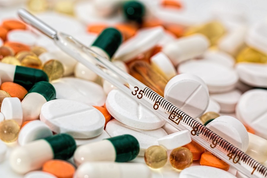 Thermomètre et pilule pharmacie de l'aéroport de Lyon