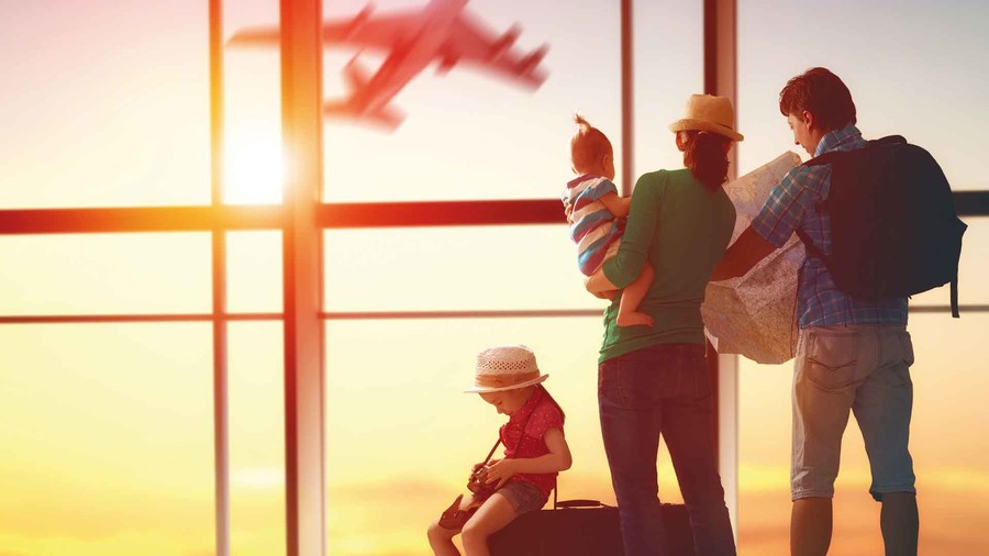 Voyageurs au terminal de l'aéroport