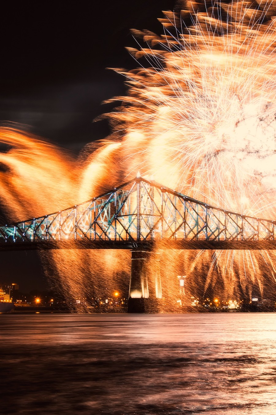 Feux d'artifice à Montréal au Canada
