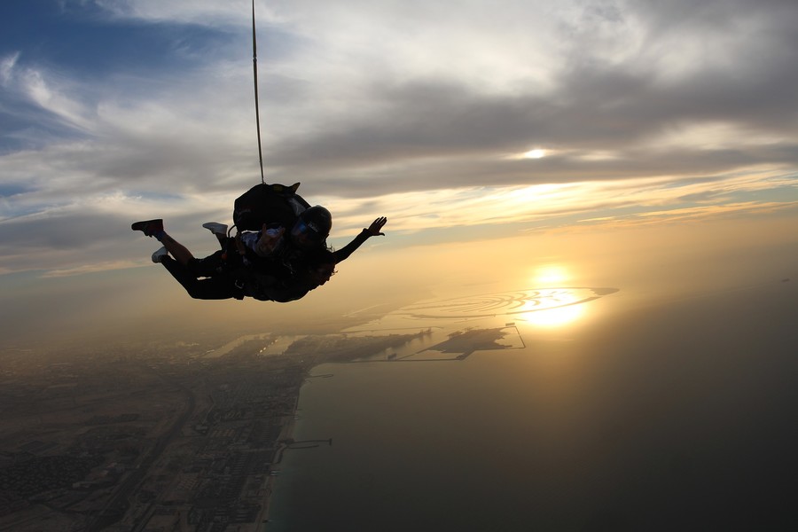 Parachutiste au-dessus de Dubaï