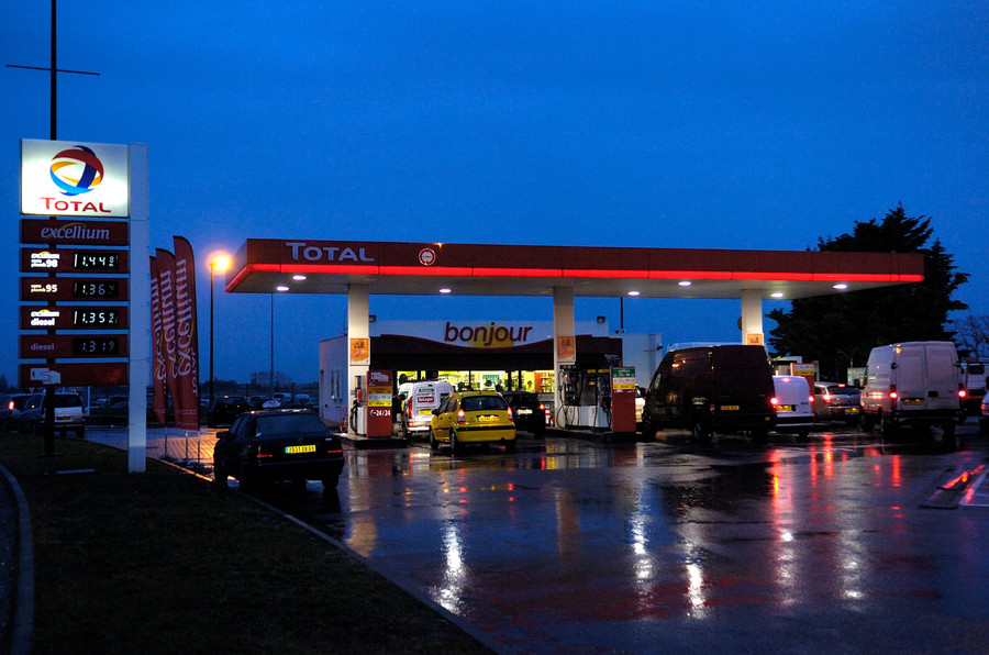 Station service total Lyon aéroport nuit